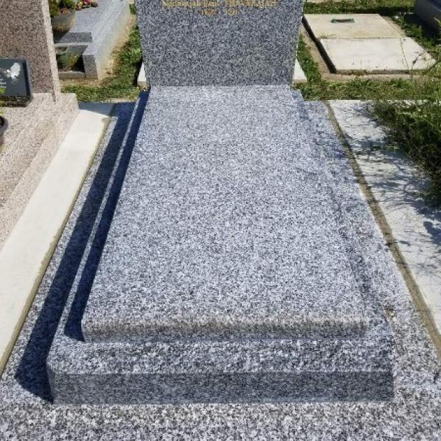 Pose d'une stèle en mabre